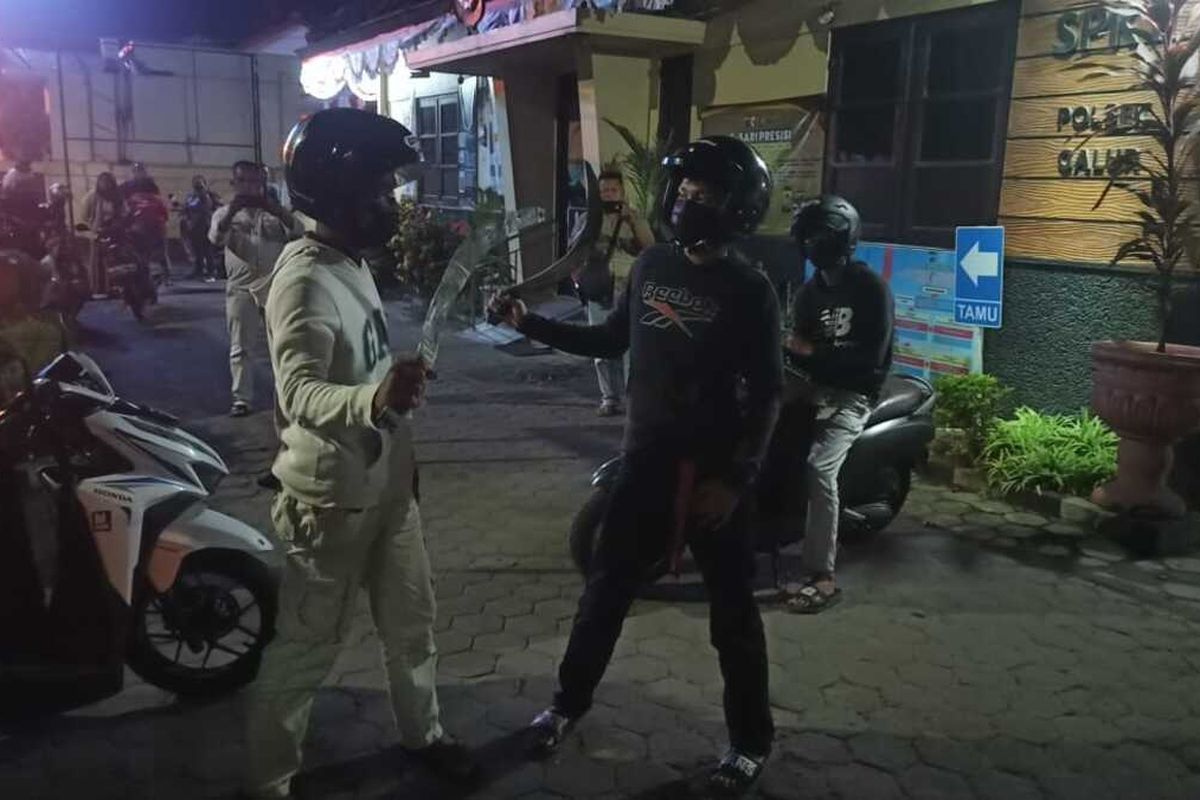 Polisi mengamankan lima remaja yang terlibat dalam pembuatan video singkat perkelahian berbau kejahatan jalanan di Kapanewon Galur, Kabupaten Kulon Progo, Daerah Istimewa Yogyakarta. Empat dari lima remaja adalah pemeran dalam video, satu remaja berperan sebagai pembuat video. Polisi juga menyita barang bukti motor, dua celurit dan jumper anak-anak itu.
