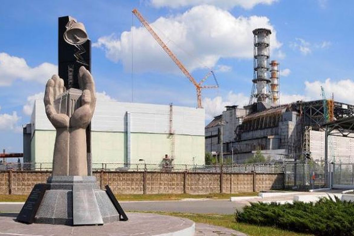 Monumen peringatan tragedi Chernobyl dan sisa reaktor nomor empat yang meledak pada 26 April 2016.
