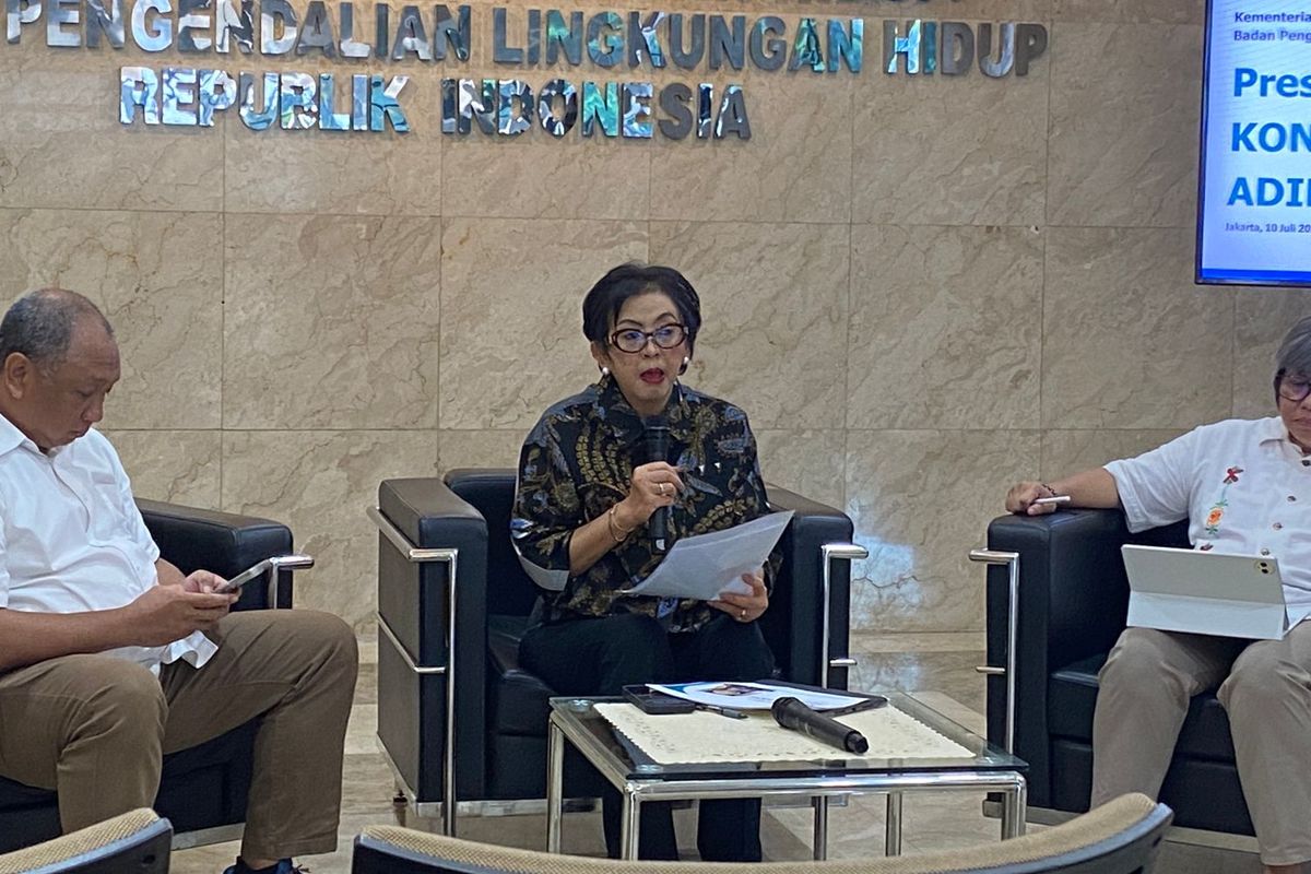 Sekretaris Utama KLH, Rosa Vivien Ratnawati, menjelaskan soal penghargaan Adipura, Kamis (10/7/2025). 