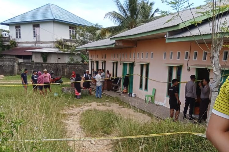 Rumah kostan NP (21), di dalam kostan yang ada di Jalan Lumpuran Kampung satu skip Tarakan inilah,  gadis purel asal Sukabumi Jawa Barat ditenukan tewas dengan jeratan kabel cokrol di lehernya 