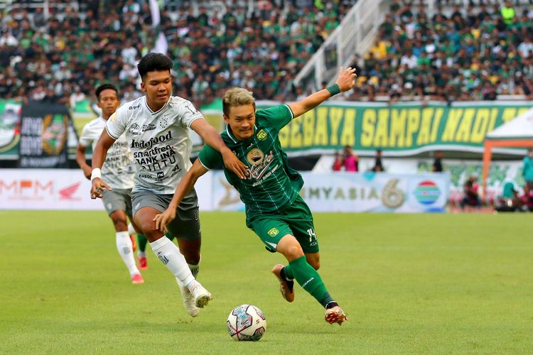 Pemain Persebaya Surabaya Sho Yamamoto berebut bola dengan pemain Bali United Kadek Arel saat pertandingan ujicoba untuk memperingati Hari Jadi ke-730 tahun Kota Surabaya yang berakhir dengan skor 3-1 di Stadion Gelora Bung Tomo Surabaya, Minggu (28/9/2023) sore.