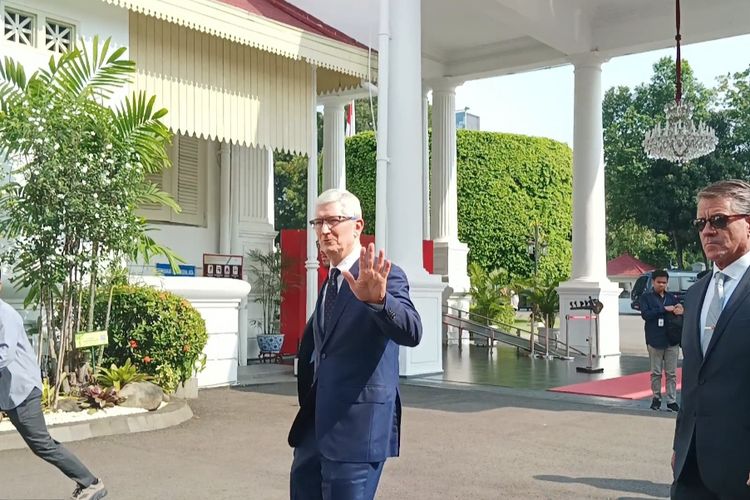 CEO Apple, Tim Cook saat tiba di Istana Kepresidenan, Jakarta pada Rabu (17/4/2024) untuk bertemu Presiden Joko Widodo.