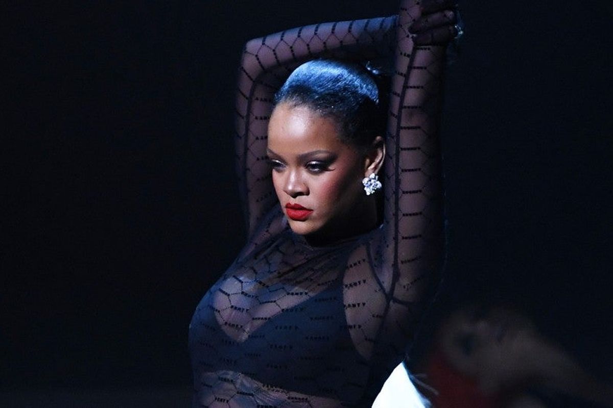 Rihanna dalam fashion show Savage X Fenty Volume 2.