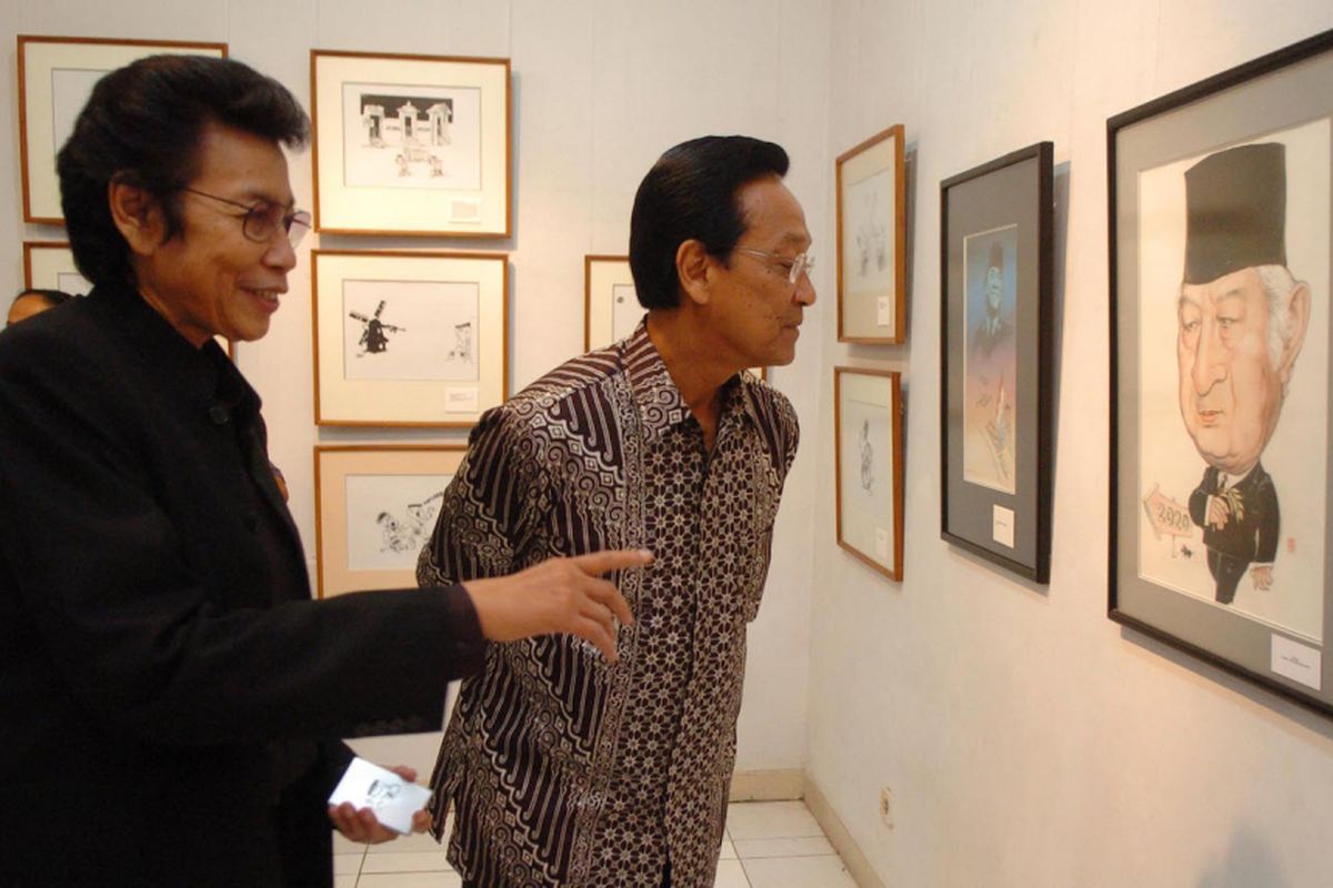 Gubernur DI Yogyakarta Sultan HB X didampingi pencipta tokoh kartun Oom Pasikom GM Sudarta menyaksikan kartun Oom Pasikom yang dipamerkan dalam 40 Tahun Oom Pasikom di Bentara Budaya Yogyakarta, Jumat (3/8/2007). Pameran yang berlangsung hingga 10 Agustus ini menampilkan 140 karya kartun pada kurun waktu 1967 hingga 2007.