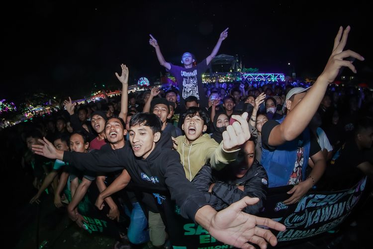 Grup musik punk dari Kulon Progo, Karnamereka, manggung di Manunggal Fair 2022 di Taman Budaya Kulon Progo, Wates, Kulon Progo, Daerah Istimewa Yogyakarta. Penggemarnya fanatik dari berbagai kota di pulau Jawa. Grup ini sedang viral dengan lagi Ayah Ibu.