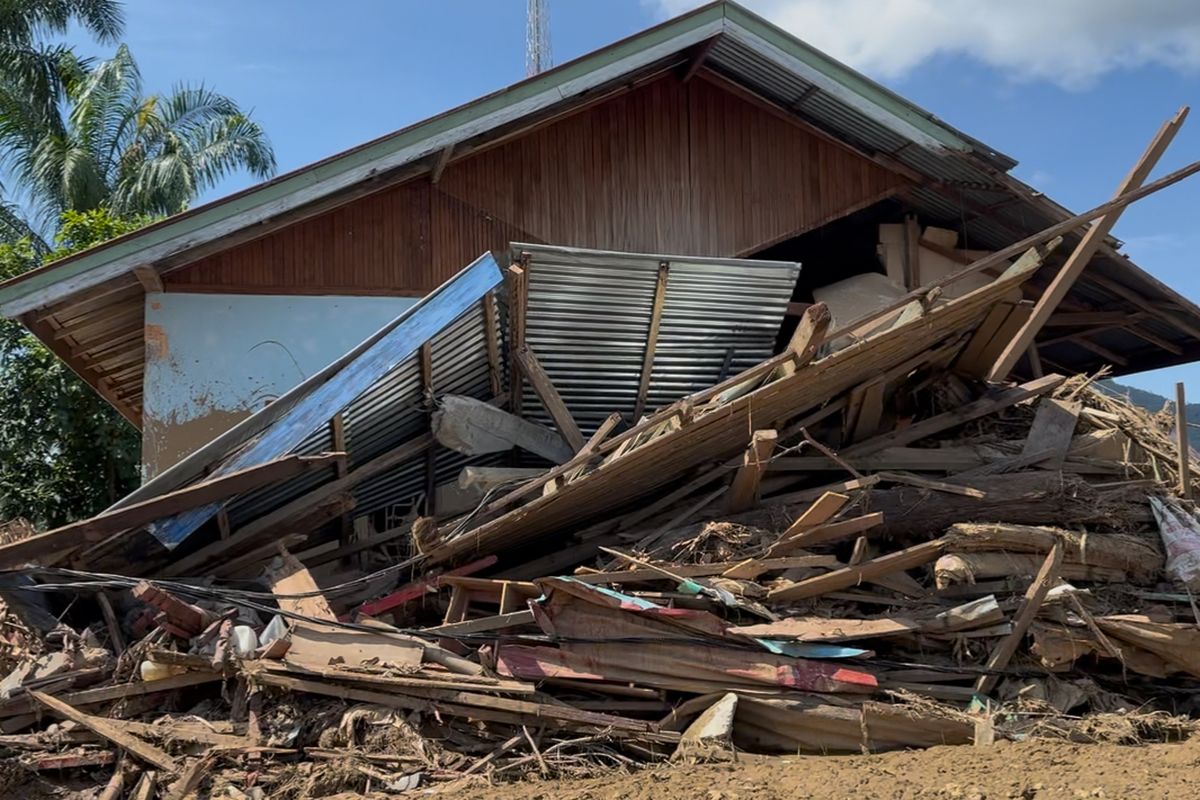 Kondisi di sepanjang jalan utama Jorong Kayu Pasak, Nagari Salareh Aia Induk, Palembayan, Agam, Sumatara Barat pada Sabtu (6/12/2025) siang. Sepanjang mata memandang, terlihat hanya kehancuran. Bangunan roboh terhantam banjir bandang dan tertimbun lumpur. Mobil tersapu dan menghantam rumah.