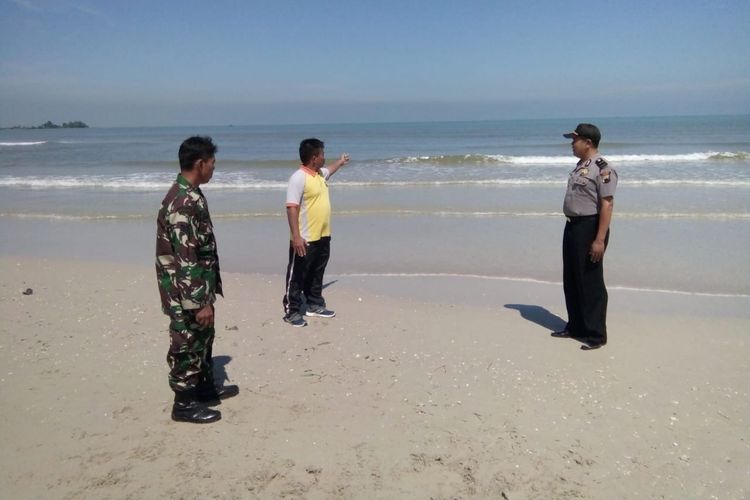 Kepolisian menunjukkan lokasi ‎korban digulung ombak di Pantai Ombak Mati, Desa Bondo, Bangsri, Jepara, Jumat (29/03/2019). 