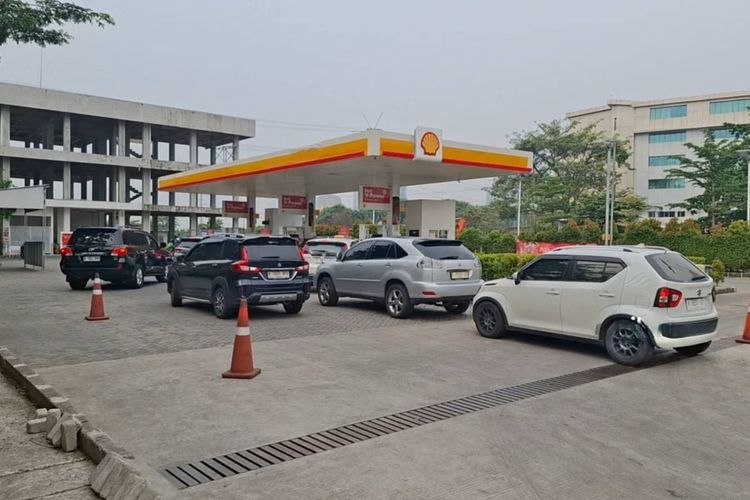 Masih Ada Stok BBM, SPBU Shell di Meruya Diserbu Pelanggan