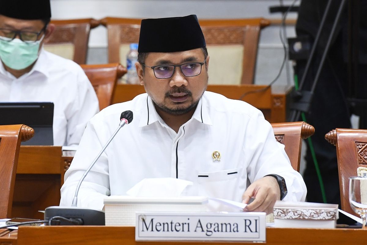 Menteri Agama Yaqut Cholil Qoumas menyampaikan pemaparan saat mengikuti rapat kerja dengan Komisi VIII DPR, di Kompleks Parlemen, Senayan, Jakarta, Senin (31/5/2021). Rapat kerja tersebut membahas tindak lanjut persiapan penyelenggaraan ibadah haji 1442 H dan isu-isu aktual lainnya. ANTARA FOTO/Hafidz Mubarak A/hp.