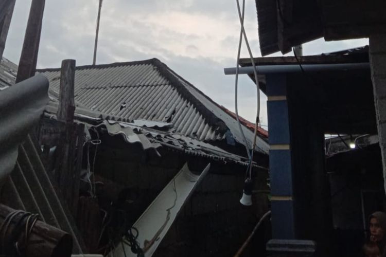 Sebuah rumah rusak akibat dihantam angin puting beliung yang terjadi di Pulau Kelapa, Kecamatan Kepulauan Seribu Utara, Kabupaten Kepulauan Seribu, Senin (28/3/2022) malam.