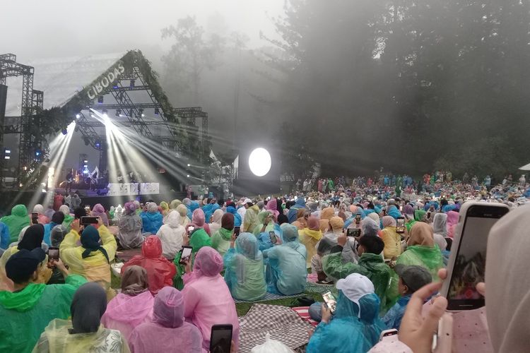 Penyanyi Tulus tampil apik nan menawan dalam konser musik bertajuk Sunset di Kebun Raya Cibodas, Cianjur, Sabtu (26/4/2025) petang.
