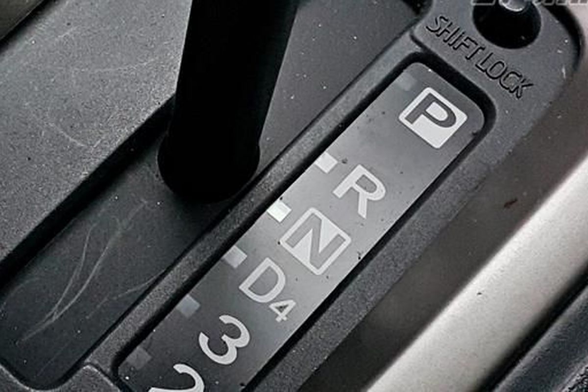 Tombol Shift Lock pada mobil matik gunanya memindahkan posisi 
tuas gigi saat mesin mobil mati