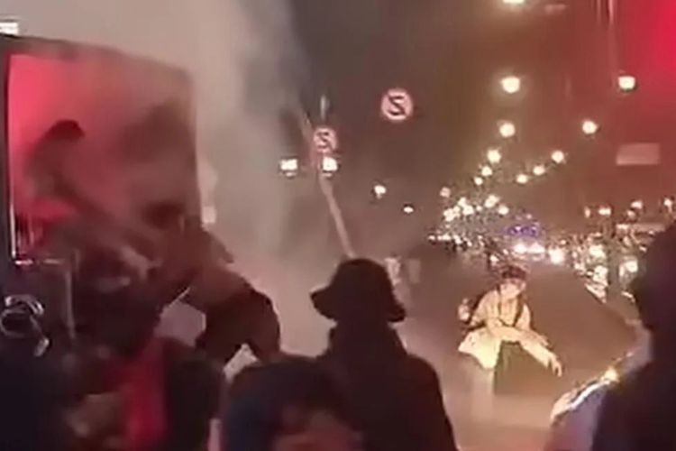 Demo di Bandung Ricuh, Truk Dalmas Polisi Dilempari Batu hingga Bom Molotov