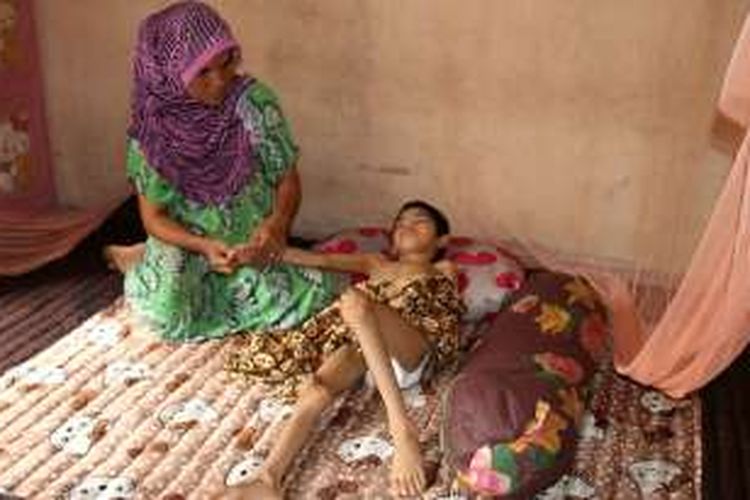 Indah Magfira (10), anak dari pasangan Siti Makbul (32) dan Zulfikar (35), warga Gampong Simpang Peut, Kecamatan Kuala, Kabupaten Nagan Raya Aceh, hanya bisa terbaring di rumahnya selama lebih setahun menderita penyakit misterius.
