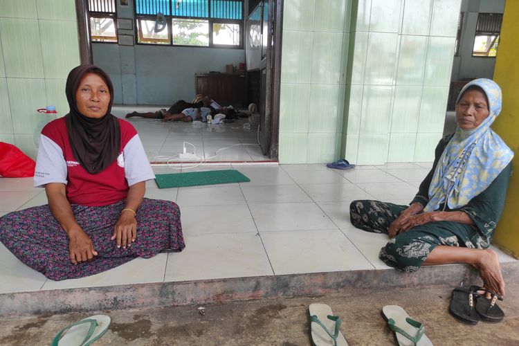 Suriyah dan Solikhah duduk di depan kelas Pos pengungsian SMP N 1 Gajah, Kabupaten Demak, Rabu (27/3/2024). (KOMPAS.COM/NUR ZAIDI)