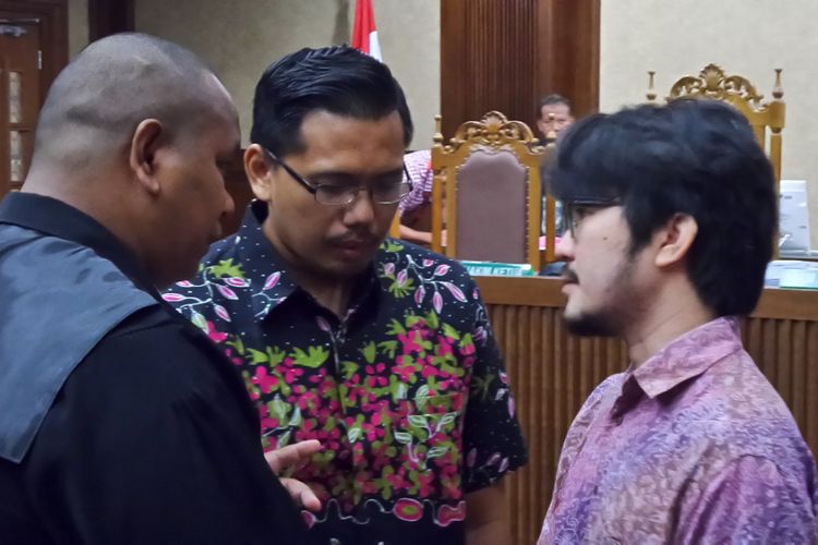 Dua terdakwa mantan pegawai PT Melati Technofo Indonesia, Hardy Stefanus dan Muhammad Adami Okta, di Pengadilan Tipikor Jakarta, Jumat (5/5/2017).