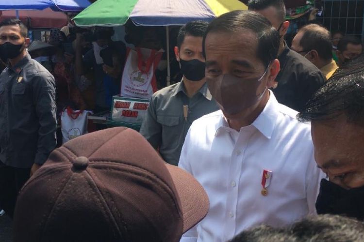 Saat Suparwi mengadu ke Presiden Jokowi di Pasar Peterongan, Kota Semarang, Jawa Tengah. Selasa (5/7/2022)