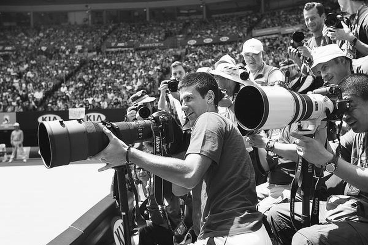 Petenis Serbia, Novak Djokovic, meminjam kamera seorang wartawan foto dan mengabadikan 