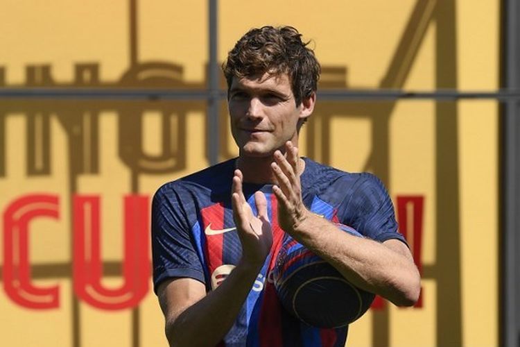 Marcos Alonso saat diperkenalkan sebagai pemain anyar Barcelona pada 6 September 2022.