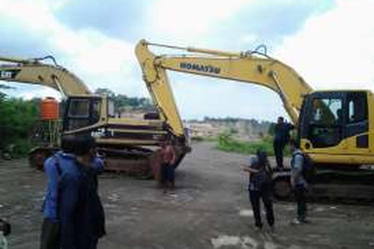 Petambang di Desa Protomulyo Kaliwungu Selatan, Kabupaten Kendal, Jawa Tengah, tidak dapat masuk ke area tambang galian C karena jalan menuju tambang tersebut ditutup dengan menggunakan dua alat berat.