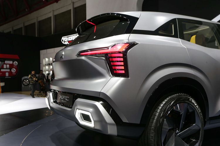 Mobil konsep Mitsubishi XFC Concept dipamerkan di ajang Indonesia International Motor Show (IIMS) 2023 di JIExpo, Kemayoran, Jakarta Pusat, Kamis (16/2/2023). Mobil konsep ini siap menyapa para pengunjung pameran otomotif tersebut.