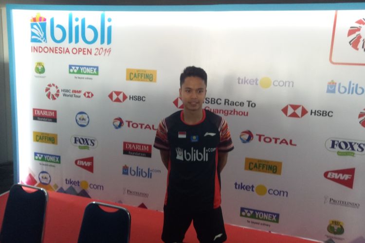 Pebulu tangkis tunggal putra Indonesia, Anthony Sinisuka Ginting usai bertanding di babak kedua Indonesia Open 2019, Kamis, 18 Juli
