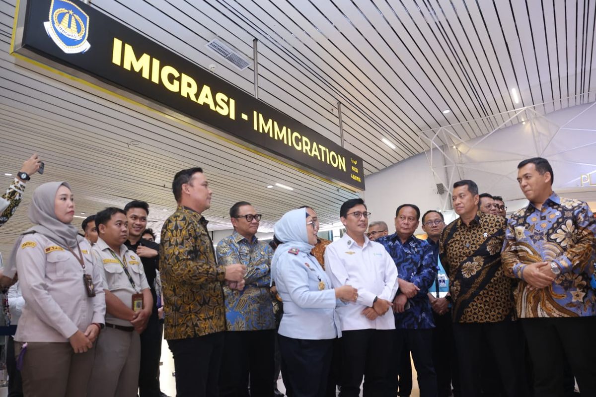 Wakil Menteri (Wamen) PANRB Purwadi Arianto bersama jajaran Kementerian PANRB saat melakukan visitasi layanan Bandara Internasional Soekarno-Hatta, di Tangerang, Banten, Jumat (12/09/2025).
