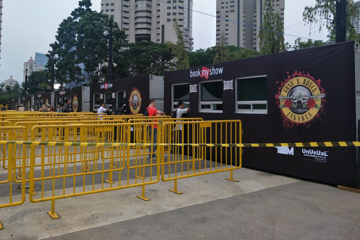 Suasana penukaran tiket konser Guns N Roses di arena Gelora Bung Karno, Jakarta Pusat, Rabu (7/11/2018).