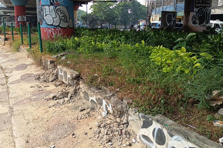 Pencuri Pagar Taman di Kolong Flyover Kampung Melayu Angkut Besi dengan Bajaj
