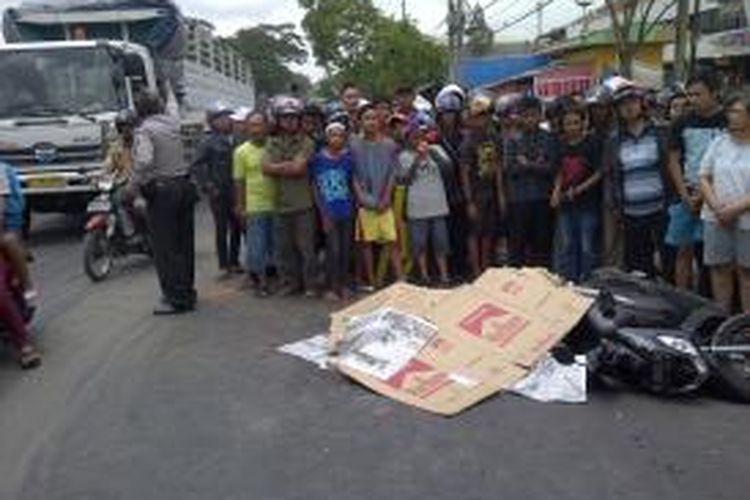 Korban tewas terlindas truk gandeng di Jalan Kolonel Sugiono, Kota Malang, Jawa Timur. Rabu (23/10/2013).