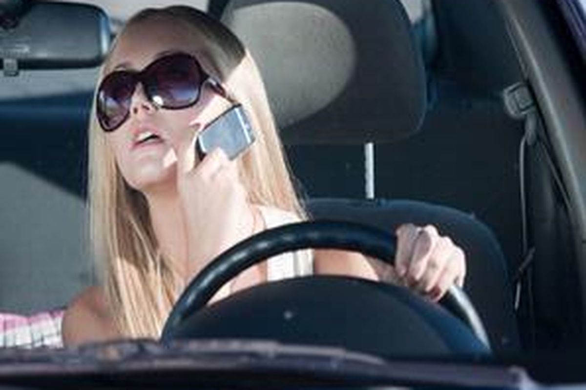 Saat menyetir mobil Anda butuh konsentrasi penuh. Mengetik di ponsel atau menjawab telepon masuk akan mengganggu konsentrasi. Jika amat penting, menepilah dulu baru menjawab teleponnya. 