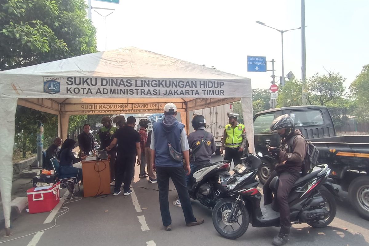 Razia uji emisi kendaraan resmi berlangsung di Jalan Pemuda, Rawamangun, Pulogadung, Jakarta Timur, Jumat (1/9/2023).