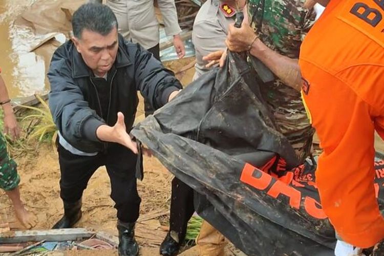 Bupati Natuna Wan Siswandi juga ikut serta dalam proses pencarian yang dilakukan Tim Gabungan Tanggap Bencana longsor di Kecamatan Serasan dan Kecamatan Serasan Timur, Natuna. Hari ini, Rabu (8/3/2023) tim berhasil menemukan tiga jenazah.