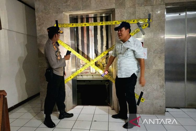 Polisi memeriksa lift tempat terjadinya kecelakaan kerja di Gedung E Kantor Gubernur Jawa Tengah, Semarang, Senin (8/5/2023). 