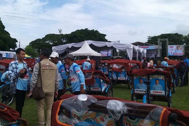 BECAK LISTRIK--Badan Pengawas Pemilu (Bawaslu) Kota Madiun sementara menyelidiki dugaan pelanggaran kampanye yang digelar tim kampanye Prabowo-Gibran di Lapangan Gulun, Kota Madiun, Senin (29/1/2024). Dugaan itu terkait pembagian becak listrik yang diberikan kepada 200 tukang becak. 