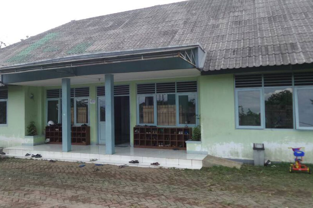 Suasana Yayasan Raudlatul Makfufin di Jalan Raya Puspitek, Serpong, Kota Tangerang Selatan, Kamis (1/6/2017). Yayasan ini dikelola oleh para tunanetra dan turut memproduksi Al Quran braille selama beberapa tahun terakhir.