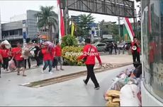 TPA Cipayung Tutup, Kader PDI-P Buang Puluhan Kantong Sampah ke Balai Kota Depok