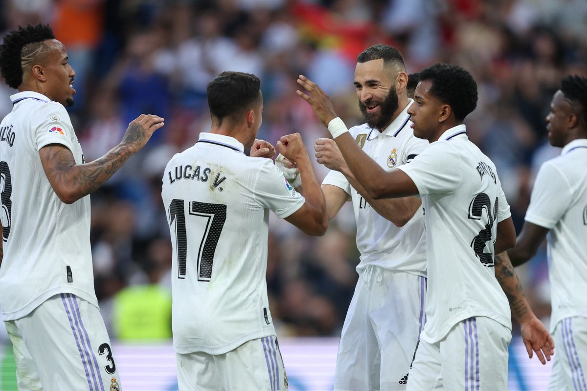 Penyerang Real Madrid Karim Benzema (tengah) merayakan gol dengan rekan setimnya pada pertandingan Liga Spanyol antara Real Madrid vs Almeria di Stadion Santiago Bernabeu di Madrid pada 29 April 2023. Artikel ini berisi link live streaming Real Madrid vs Getafe. 