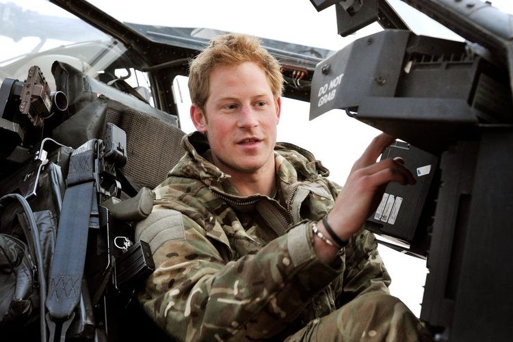 Pangeran Harry ketika mengecek kesiaoan helikopter saat hendak terbang ke Afghanistan.