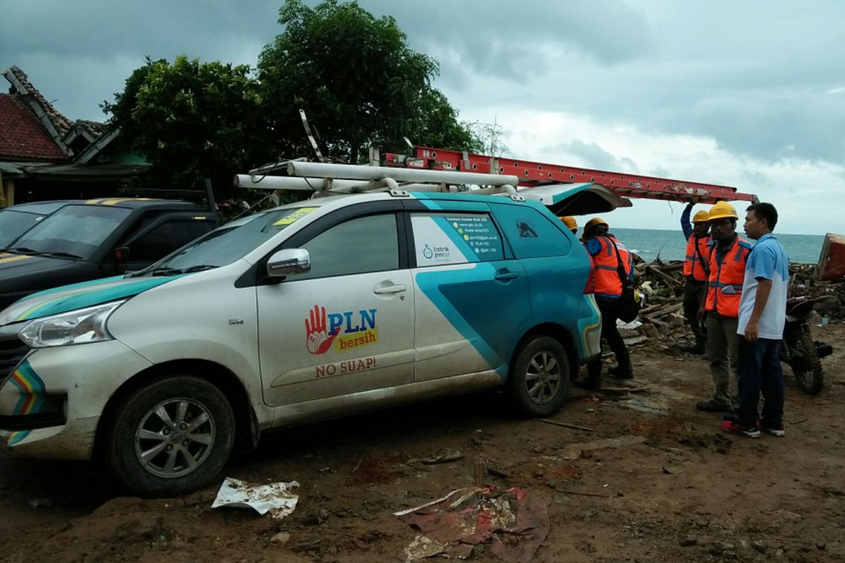 Petugas PLN melakukan perbaikan jaringan listrik di lokasi bencana