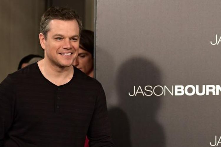 Aktor Matt Damon tiba untuk menerima bola dan jersey dari Atletico Madrid dalam rangka tur promo film Jason Bourne di Madrid, Spanyol, Rabu (13/7/2016).

