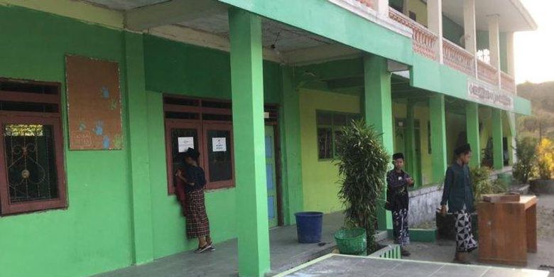 Susana dalam lingkungan MA Yasua di Kecamatan Kebonagung, Kabupaten Demak, Senin (25/9/2023). Di sekolah tersebut, pelaku (siswa) membacok gurunya sendiri. 
