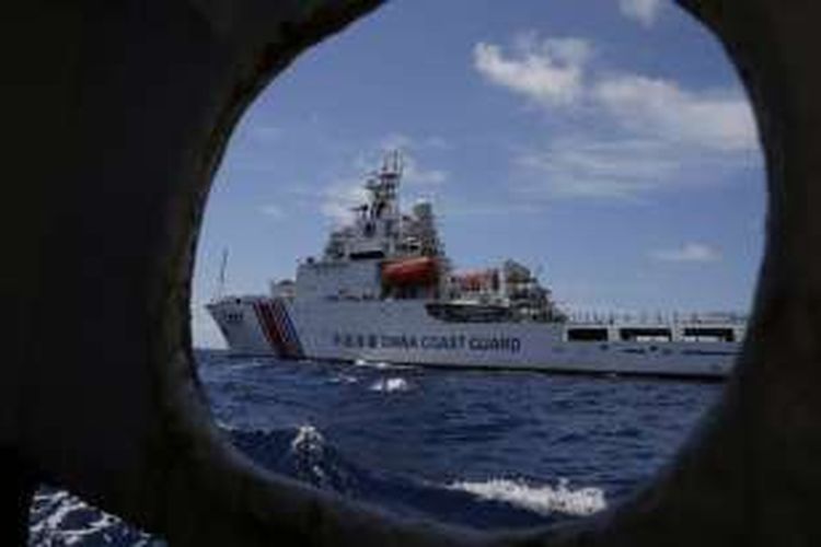 Sebuah kapal penjaga pantai China mencoba menghalangi sebuah kapal AL Filipina di Laut China Selatan.