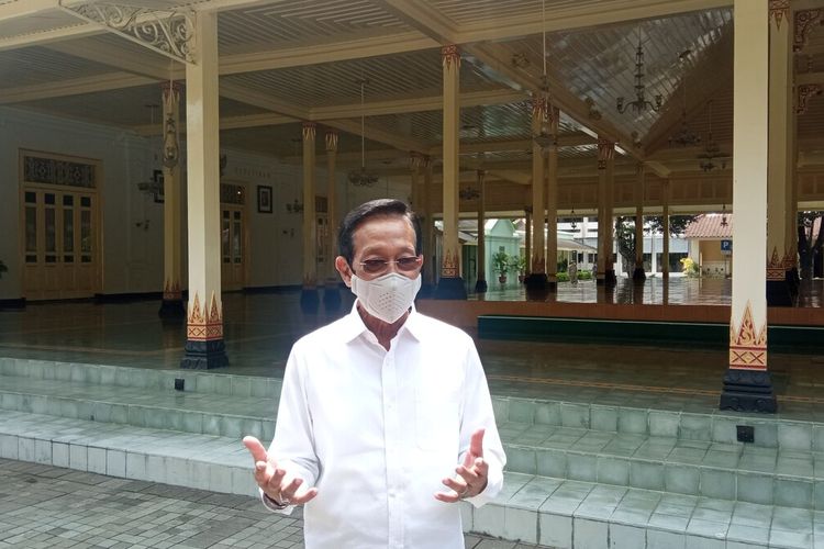 Gubernur DIY Sri Sultan HB X setelah rapat bersama Jokowi di Kompleks Kepatihan, Kota Yogyakarta, Jumat (10/9/2021)