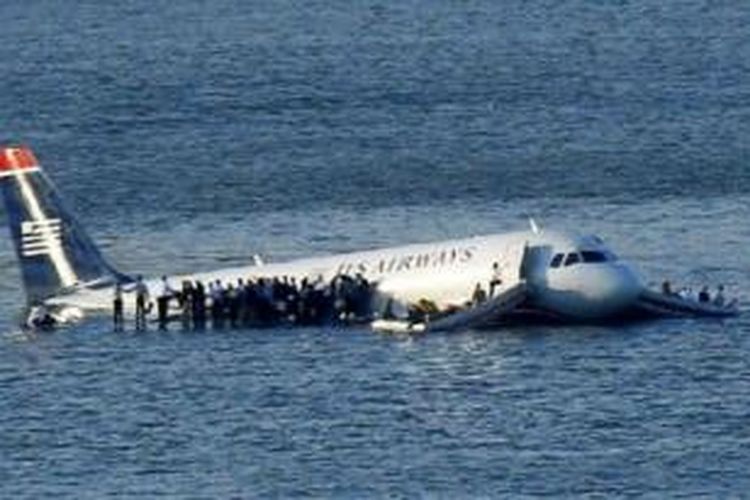 Sebuah Airbus A320-200 milik maskapai US Aiways mendarat darurat di Sungai Hudson, New York setelah menabrak sekawanan burung yang mengakibatkan kerusakan mesin. Dalam peristiwa yang kemudian disebut sebagai Keajaiban di Sungai Hudson itu seluruh 150 penumpang dan lima awaknya selamat.