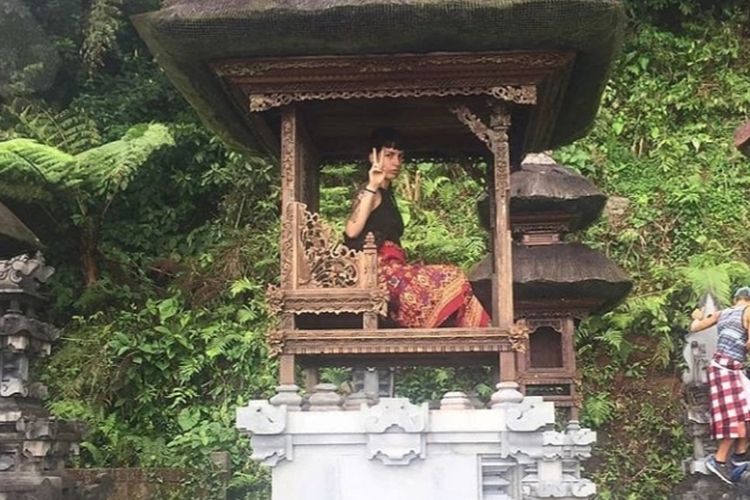 Foto dua bule yang viral lecehkan tempat suci di Bali
