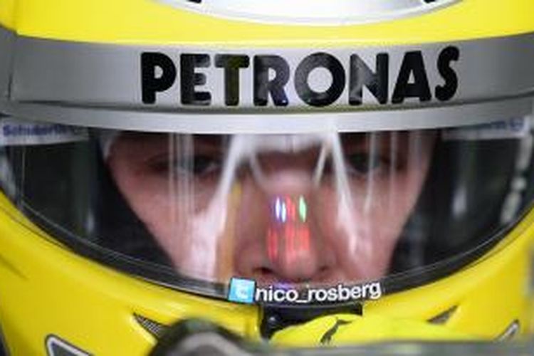 Pebalap Mercedes asal Jerman, Nico Rosberg menunggu di kokpit mobilnya, saat sesi latihan bebas tiga GP Brasil di Sirkuit Interlagos, Sabtu (23/11/2013).