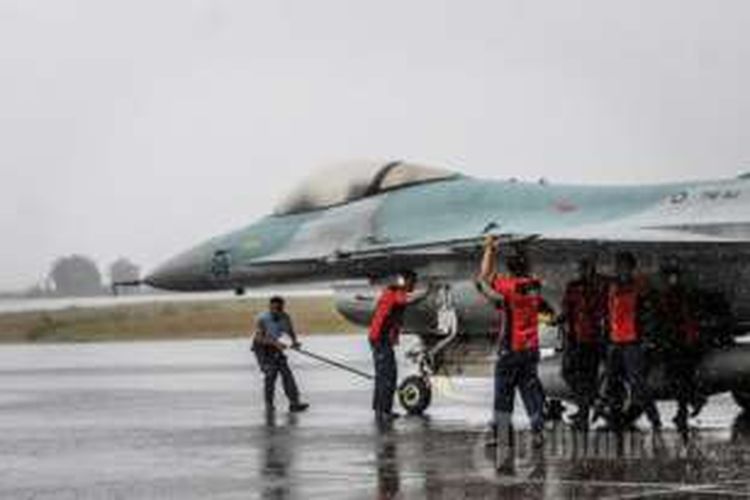 Pesawat tempur F-16 Fighting Falcon mendarat di Lanud Sultan Iskandar Muda, Blangbintang, Aceh Besar, 24 April 2014. Sebanyak 6 unit F-16 dari Skuadron Udara 3 Iswahyudi tersebut berada di Aceh hingga 2 Mei, dalam rangka latihan di wilayah perbatasan Selat Malaka untuk pengamanan Zona Ekonomi Eksklusif.