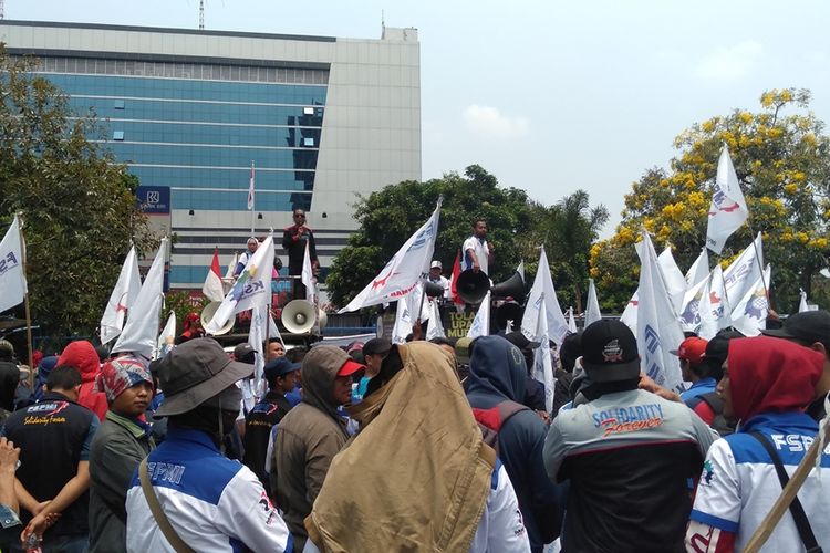 Demonstrasi buruh di depan gedung Kemenaker Jakarta Selatan, Kamis (31/10/2019)