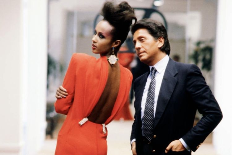 Desainer legendaris Valentino Garavani meninggal dunia di usia 93 tahun. Valentino Garavani, desainer Italia yang mendefinisikan glamor selama hampir setengah abad, meninggal dunia di usia 93 tahun dengan warisan mode yang melekat pada sejarah dunia.